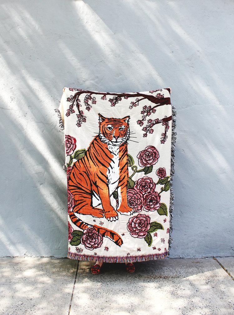 CALHOUN & CO - Tiger Rose Tapestry Blanket Throw Calhoun & Co 